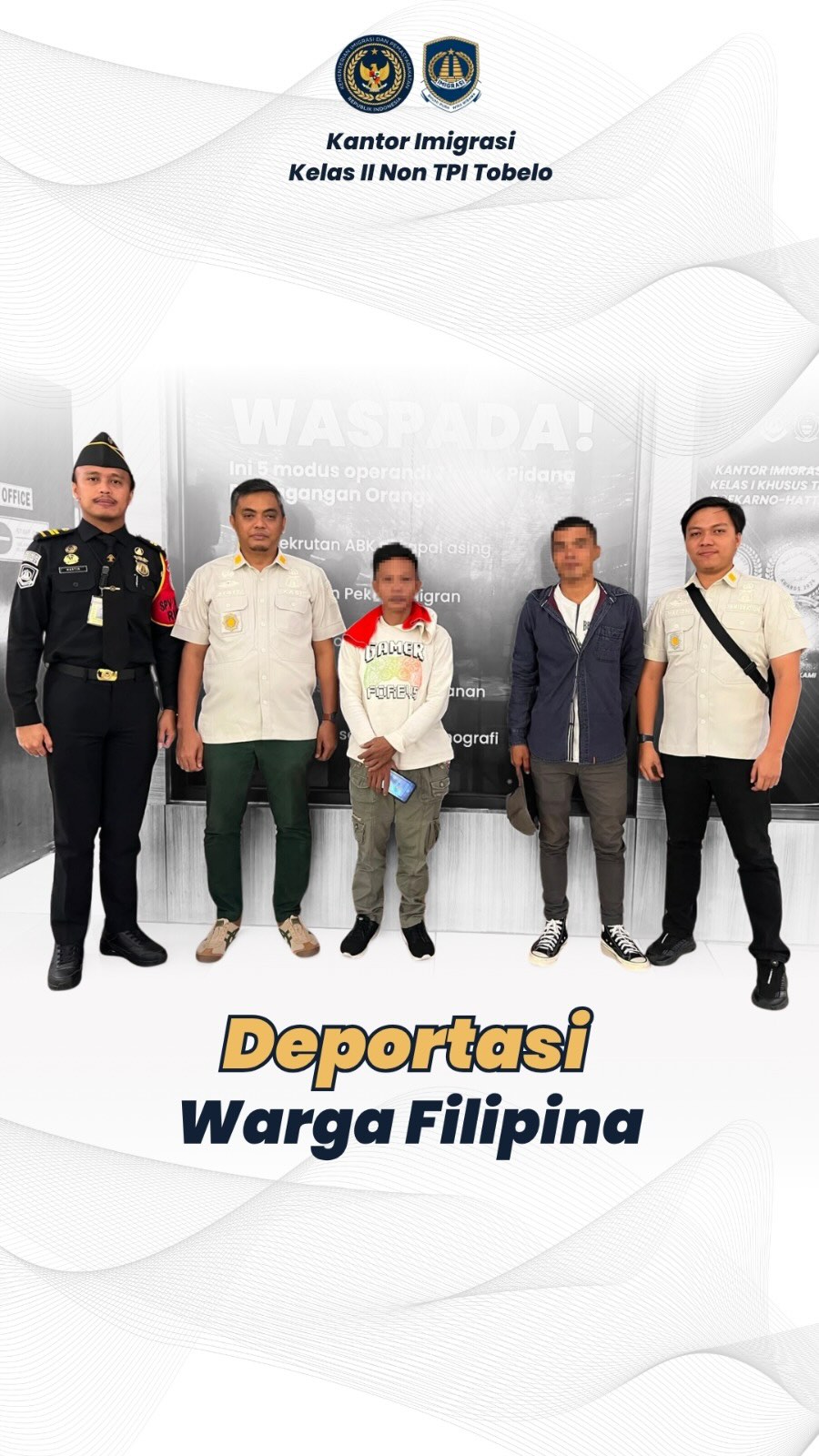 Dua Warga Negara Filipina Dideportasi, Bukti Keberhasilan Desa Binaan Imigrasi
Kantor Imigrasi Kelas II Non TPI Tobelo mendeportasi dua warga negara Filipina berinisial RMC dan MSC setelah keduanya diketahui memasuki wilayah Indonesia secara ilegal dan tidak memiliki dokumen keimigrasian yang sah.
Keberhasilan penindakan ini merupakan hasil sinergi antara Kantor Imigrasi Tobelo dan Pemerintah Desa Pelita sebagai Desa Binaan Imigrasi melalui Program PIMPASA (Pembinaan Masyarakat Sadar Keimigrasian). Informasi dari aparat desa dan masyarakat menjadi bukti meningkatnya kesadaran masyarakat dalam mendukung pengawasan orang asing.
Kepala Kantor Imigrasi Kelas II Non TPI Tobelo, Muhammad Fadhli, mengatakan, “Keberhasilan ini menunjukkan bahwa Program Desa Binaan Imigrasi di Desa Pelita telah berjalan efektif. Peran aktif pemerintah desa dan masyarakat melalui PIMPASA menjadi kunci dalam mendukung pengawasan keimigrasian, dan kami berharap keberhasilan ini dapat menjadi contoh bagi desa-desa lainnya.”